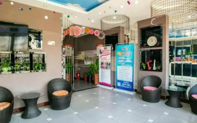 Aike 100 Theme Hotel (Qingdao Chongqing North Road Liuting Subway Station)