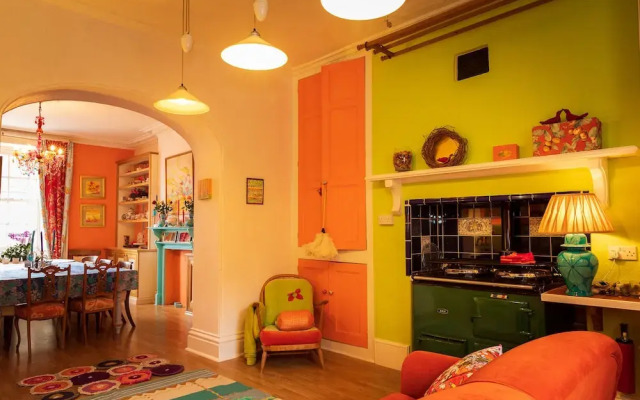 Artsy 5-bed House w/ Garden