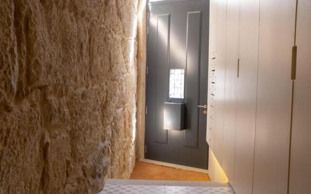 HOMEinTOWN Camoes - Downtown Elegant Studio AC & WIFI