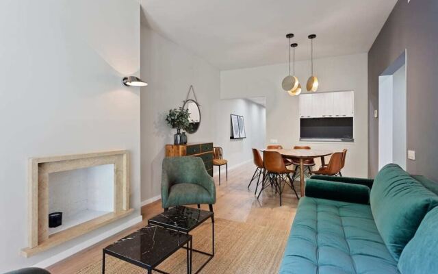 Designer 4 Bed Apt W Balcony Near Plaça Catalunya