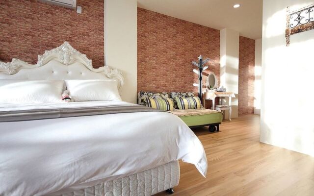 Textile Girl Romantic Homestay