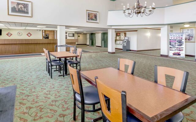 Clarion Hotel & Conference Center Lansing West