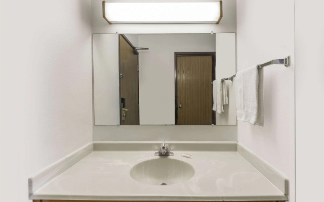 Super 8 by Wyndham Coshocton Roscoe Village