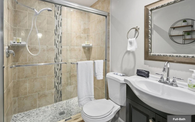 Top Rated Townhome - Our Reviews say it All. Large Discount During Pandemic. Self Checkin, Pet Friendly! Super-host Support