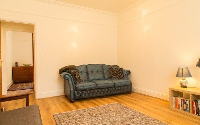 Bright and Spacious 1 Bedroom Flat With Garden