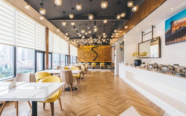 Little Lujiazui Atour Hotel