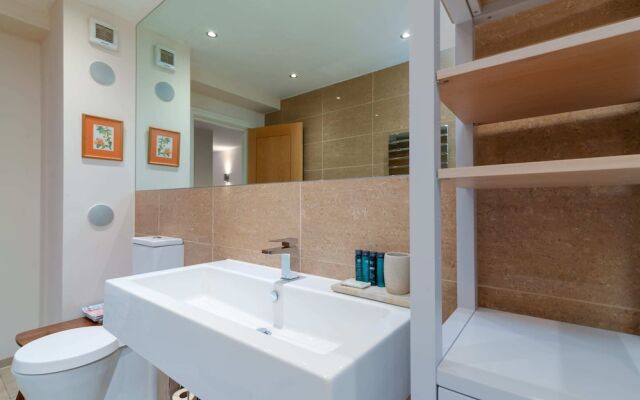Spacious Apartment in Clapham Town by Guestready