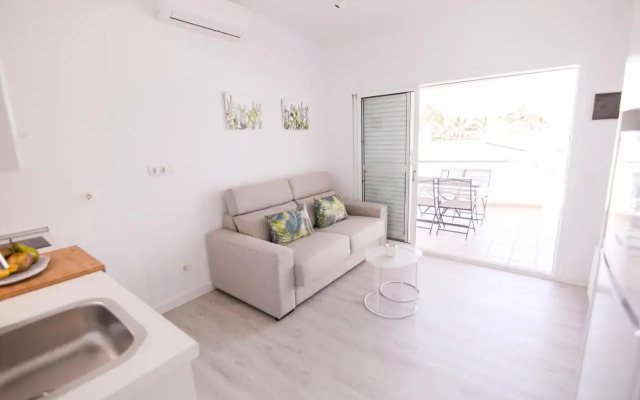 Deluxe Apartment. 50 meters Beach