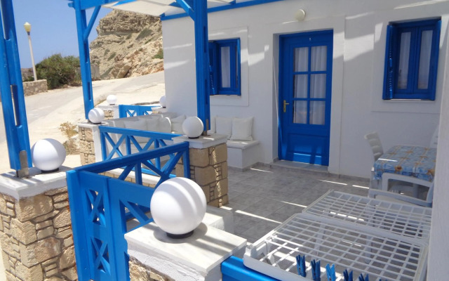 Blue and White Studios & Apartments