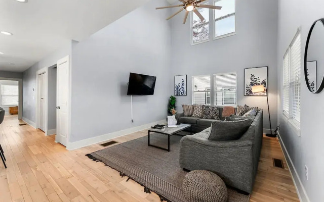 City Oasis With Hot Tub Group-friendly