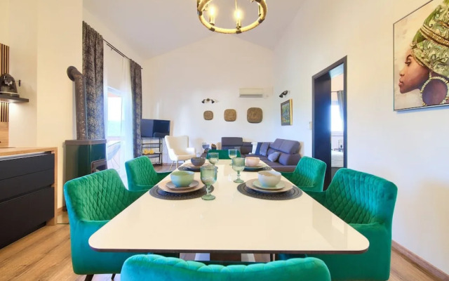 Elegant and Vibrant Apartment With Terrace and Sea View