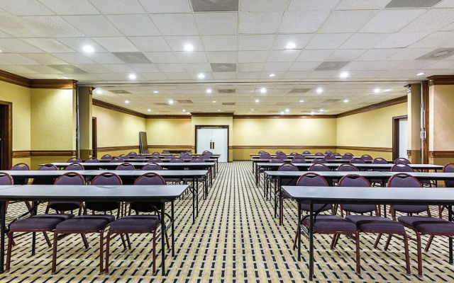 Clarion Pointe Lake Jackson - Clute