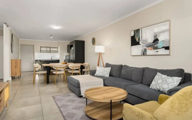 Modern 2 Bed Century City Apartment, Pool + Braai