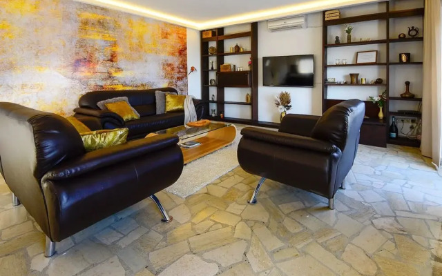 Laurus Tuli Evica in Tuli Evica