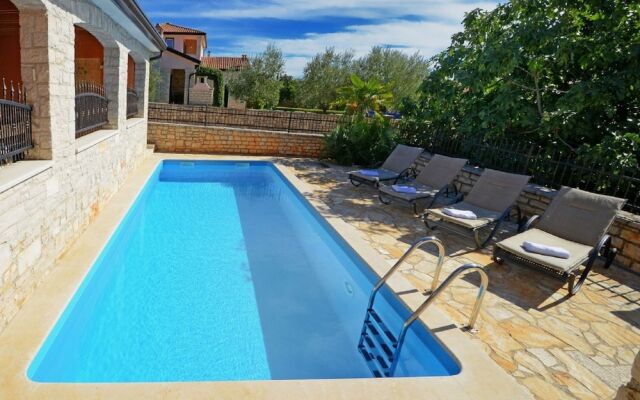 Cozy Holiday Home in Rogovici With Swimming Pool