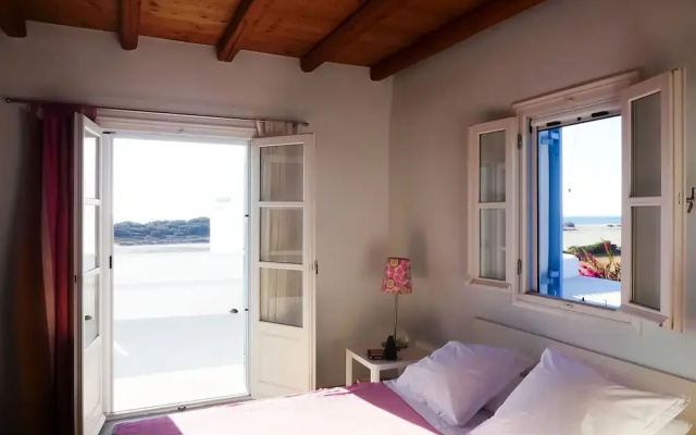 Glyfada CN Cheerful 5 Bedroom Home on the Beach