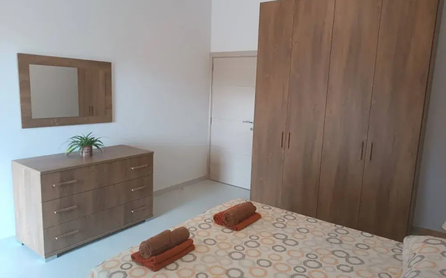 Seaside Stylish and Spacious 2-bedroom Apartment