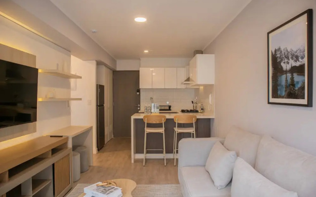 w Sunlit 1BR w Private Balcony in Miraflores