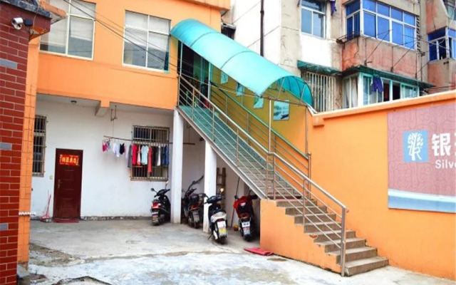 Yinruilin Express Hotel