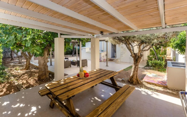Glyfada  Aquarius Big Garden Villa