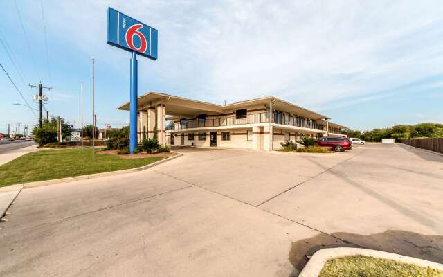 Motel 6 San Antonio, TX - South WW White Rd