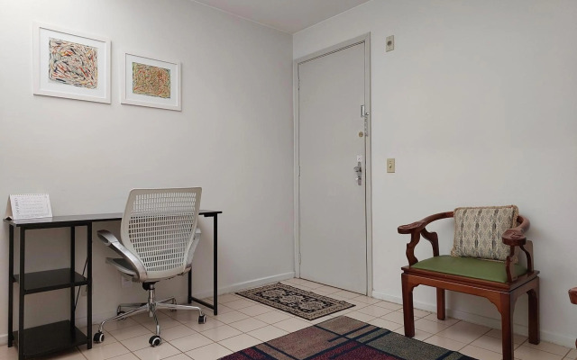 Descanse na rede da varanda sob as árvores.