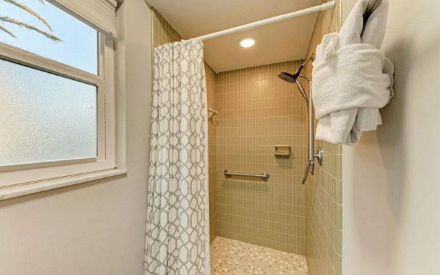 Dolphin Bay 3 Bedroom Home by RedAwning