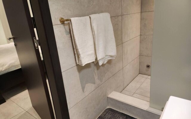 Elegant & Luxury Gem-5 Star Location -pools, Gym!