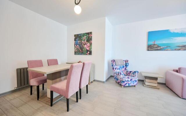Beachfront 1BR apartment- Spa n Pools
