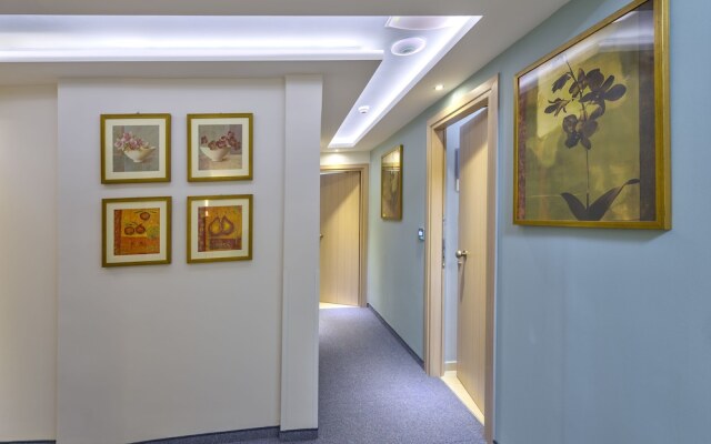 Leonidas Hotel And Apartments