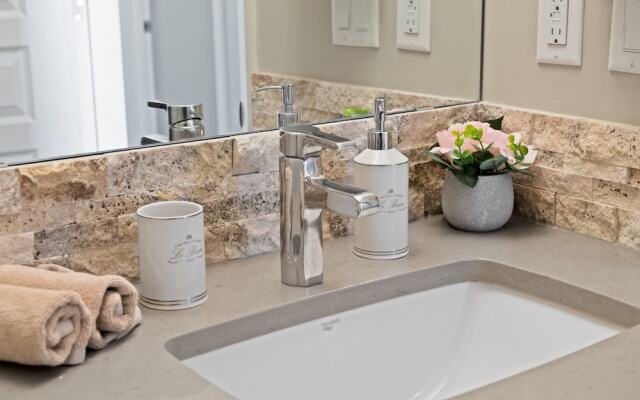 GLOBALSTAY. Modern Downtown Condos. Free parking