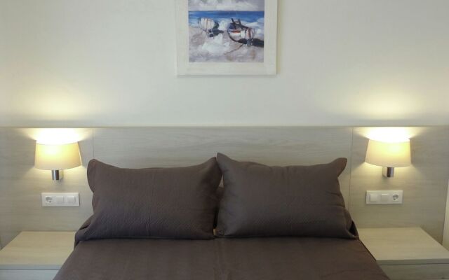 Quaint Apartment in Roses near Nova Sand Beach