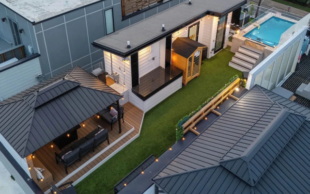 Skyline Views - Rooftop Pool