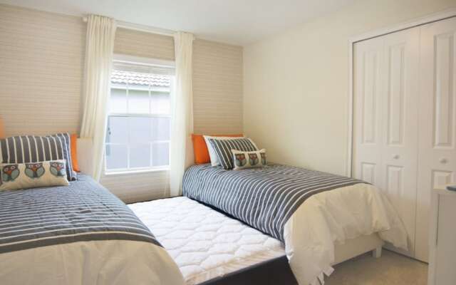 Luxury Townhome w/ Pool Sl4814