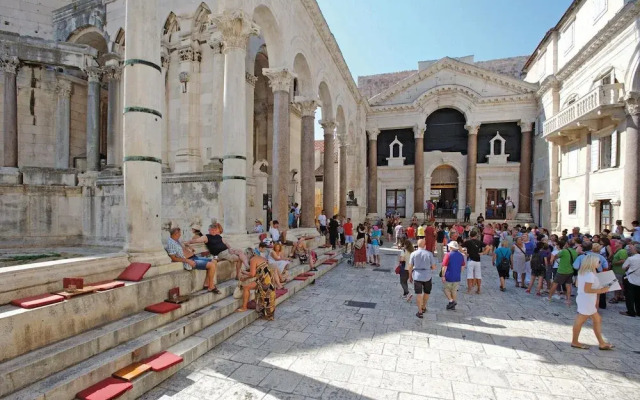 Nice Apartment in Split With 3 Bedrooms and Wifi