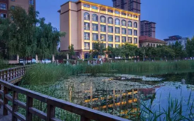 Aiyi Lakeshore Hotel