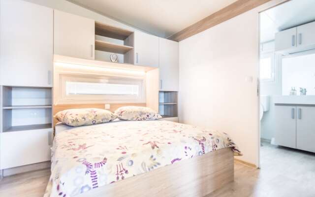 Mobile Home Rock Rose 2