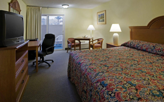 Super 8 by Wyndham Oceanside Marty's Valley Inn