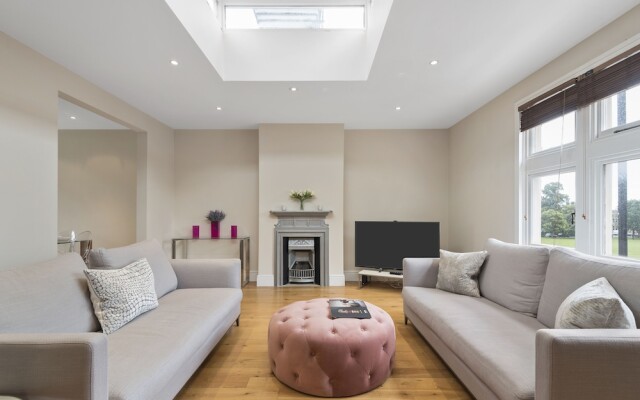 Stylish Chiswick Park Apartment