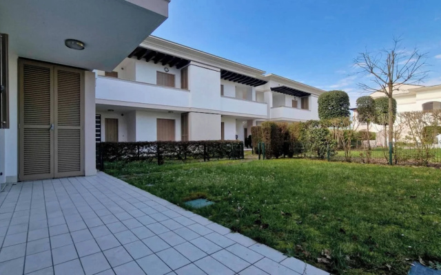 Modern Flat With a Fenced Garden and Fireplace