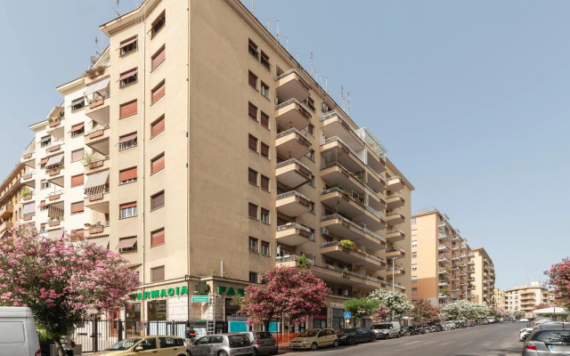 Roomy and Bright Apartment with Terrace