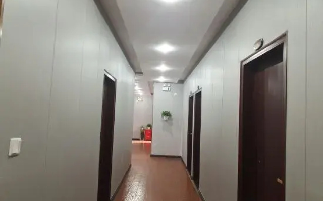 Defu Business Hotel (Yilong Xinzhengzhen Branch)