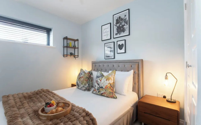 Elliot Oliver -Stylish 2 Bedroom Apartment With Parking In The Docks