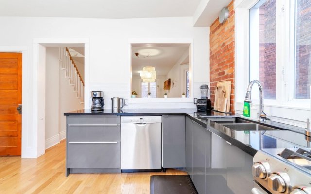 Charming 3BR Home With BBQ Near Downtown Toronto