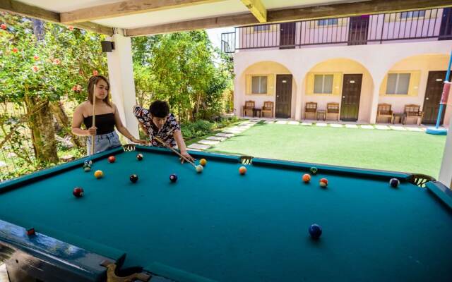Mad Monkey Panglao