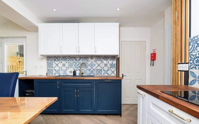3 Bed House-free Parking
