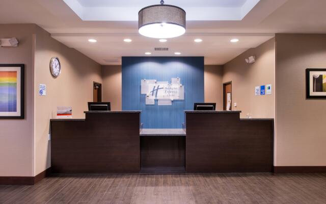 Holiday Inn Express & Suites Bakersfield Airport by IHG