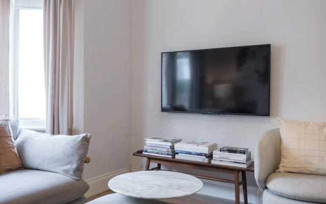 Newly Renovated Large 4-5 Bedroom House