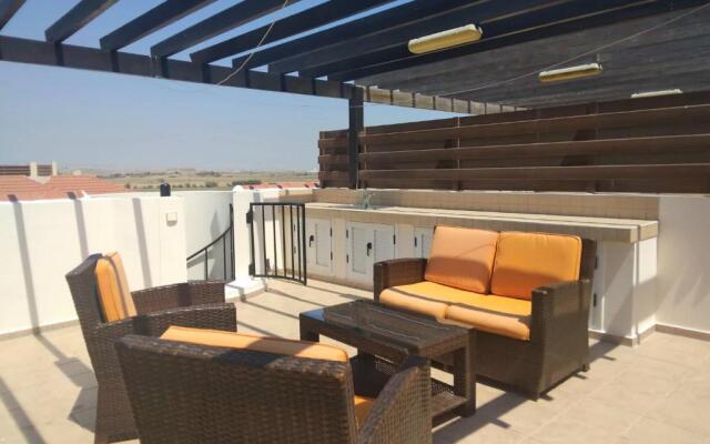 2 bedroom apartment with communal pool and roof garden