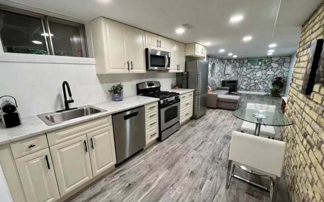 Adorable 1 Bedroom Suite With Kitchen &